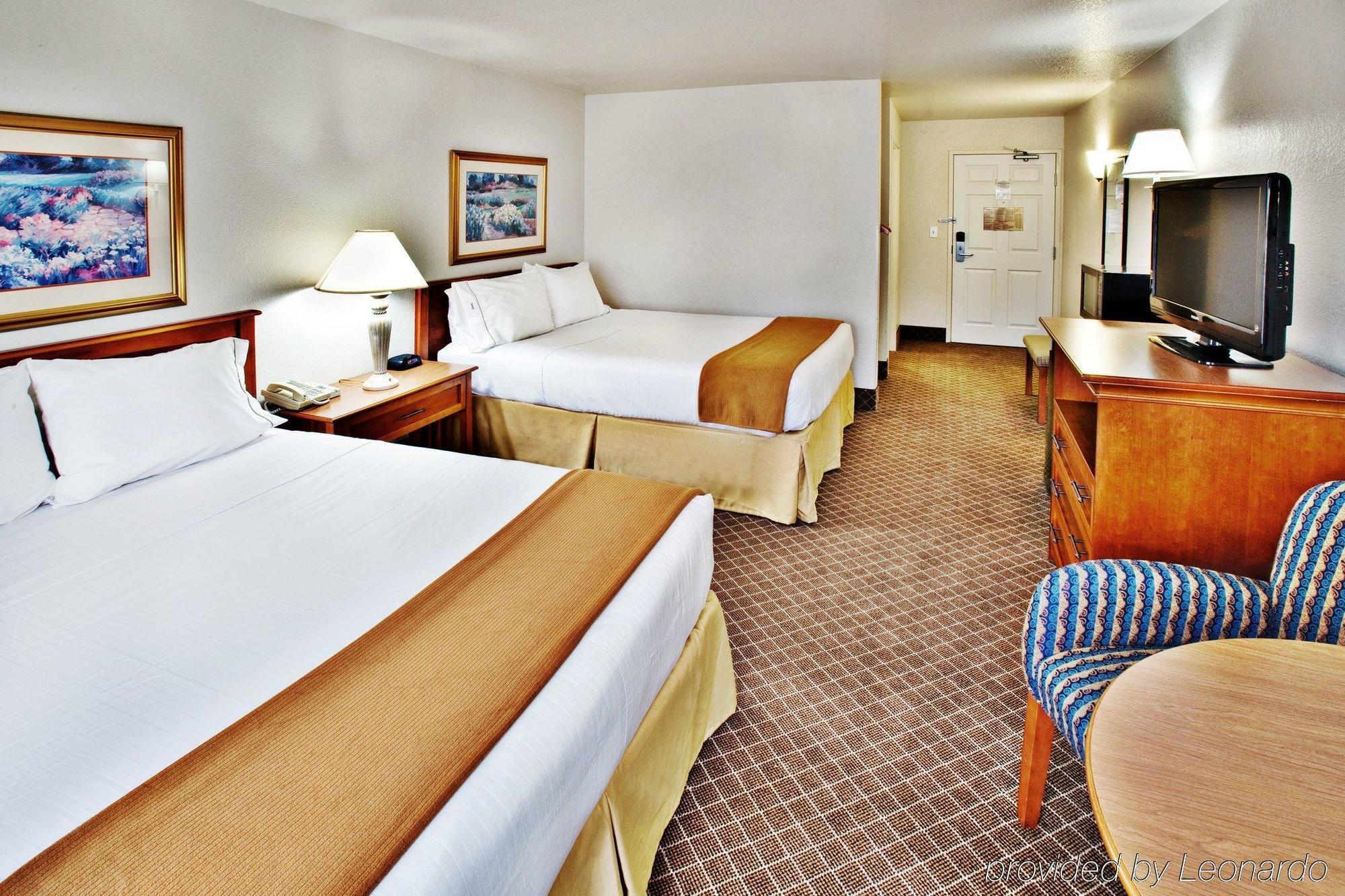 Holiday Inn Express Hotel & Suites Ames By Ihg Esterno foto